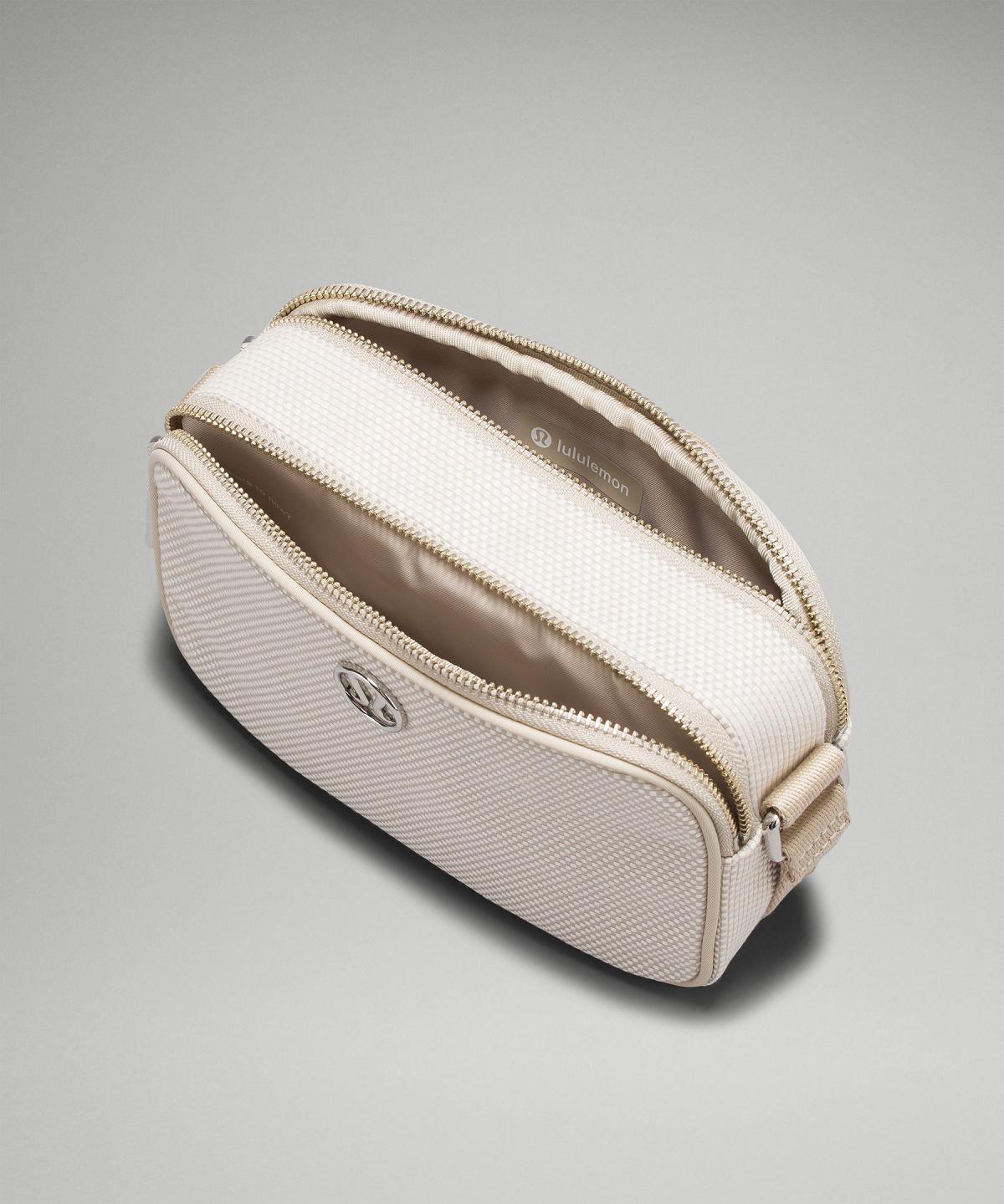 Sac Bandoulière Lululemon Crossbody Camera Bag 2L Bag Blanche | FR_LuLu86097